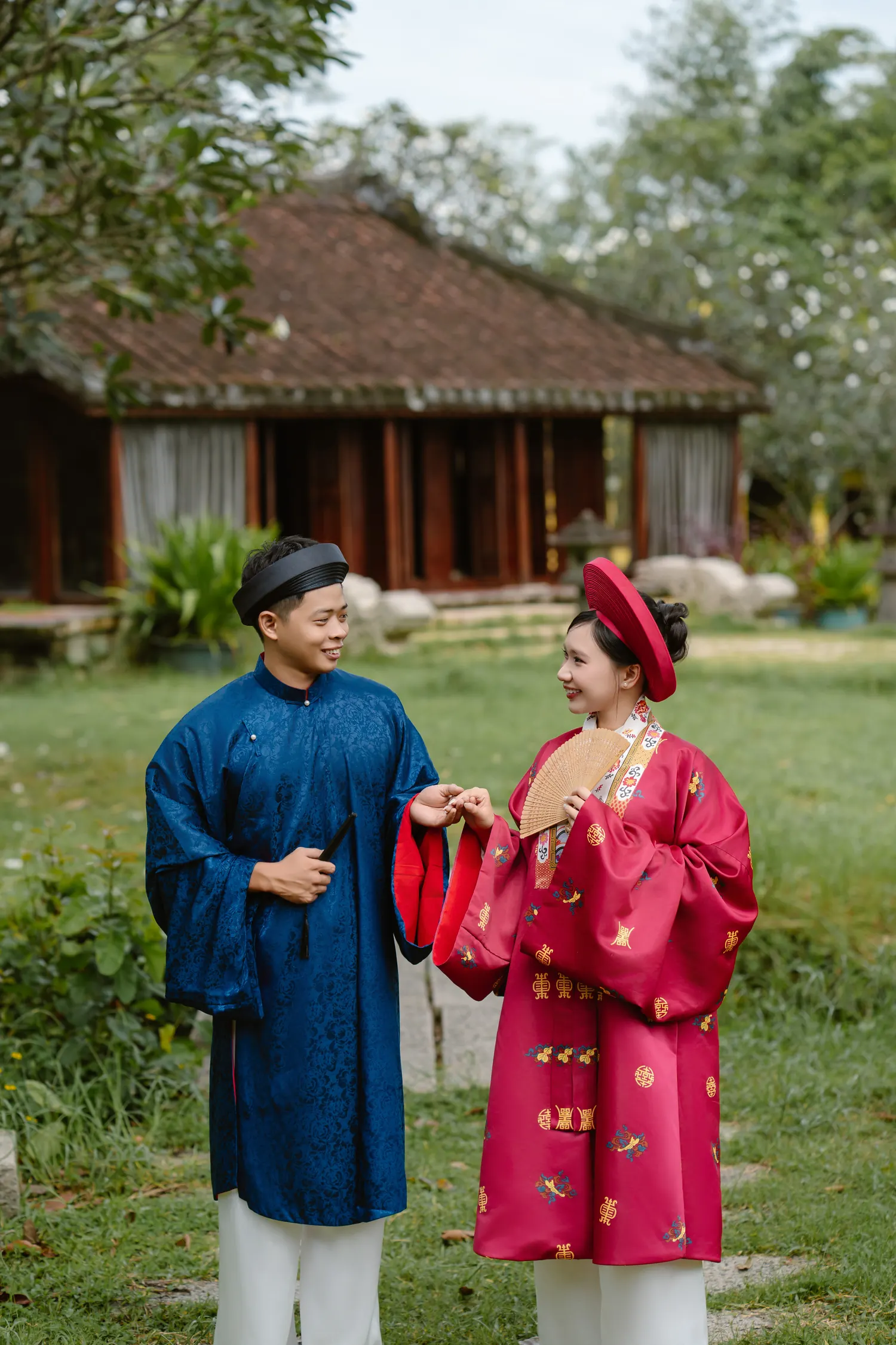 Thành Tài và Minh Trang trong áo dài truyền thống