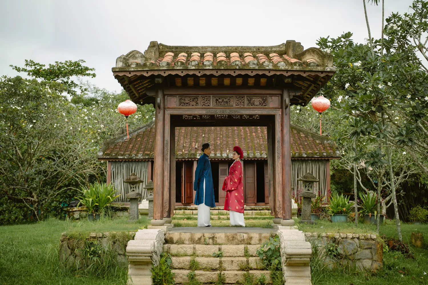 Ảnh cưới tại cổng tam quan
