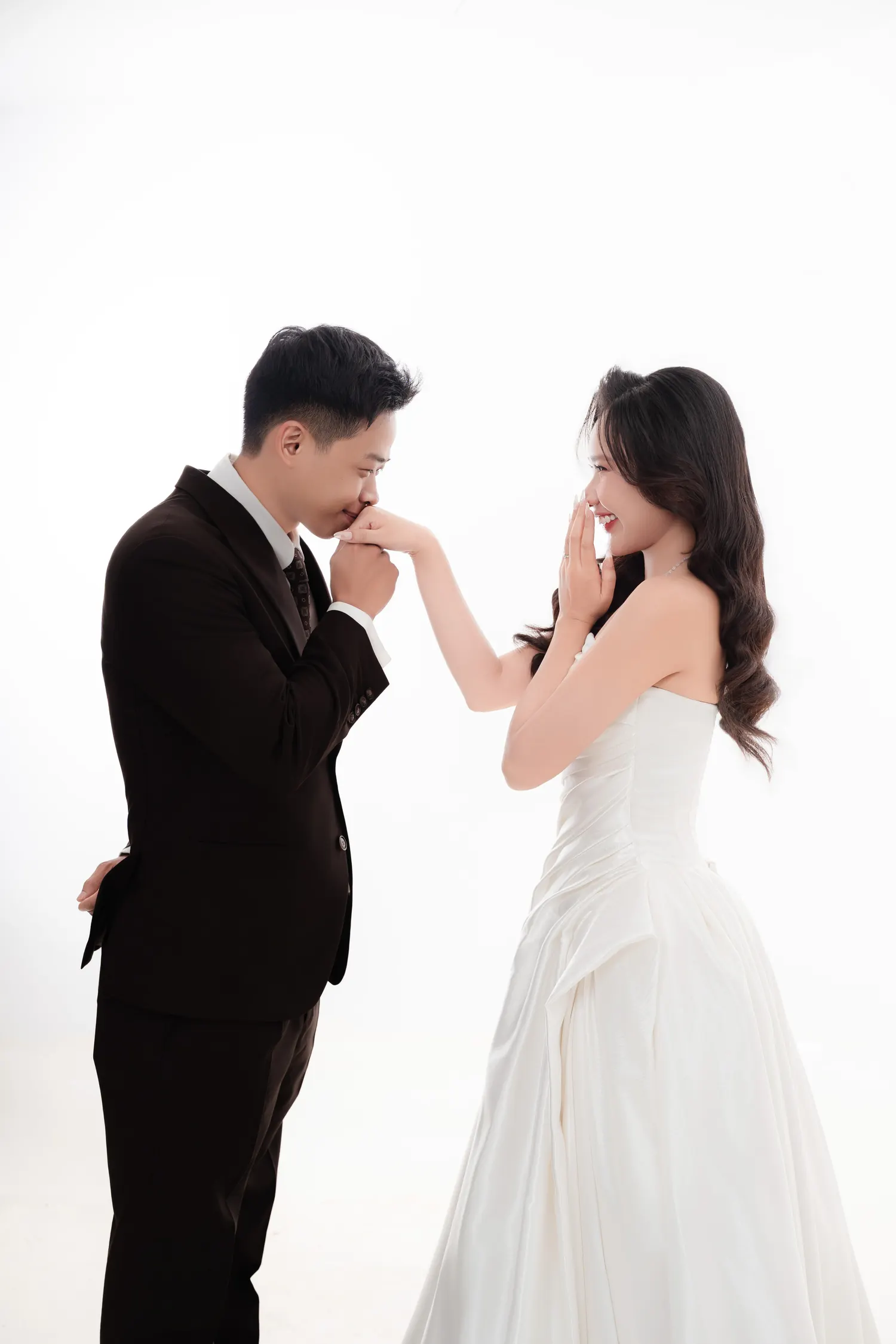 Thành Tài và Minh Trang trong trang phục cưới hiện đại