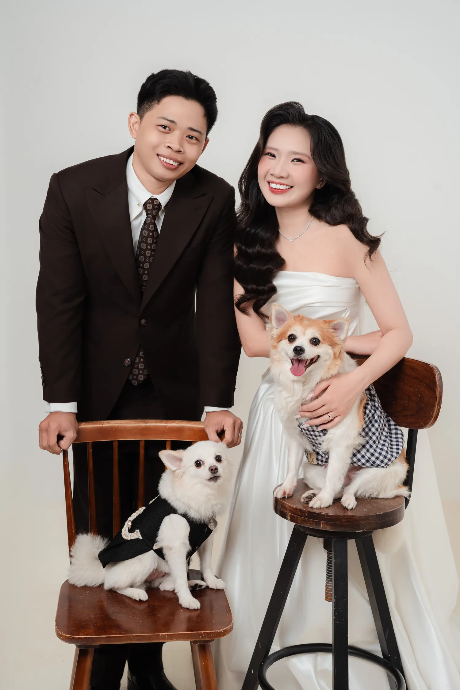 Ảnh cưới studio cùng hai bé cún