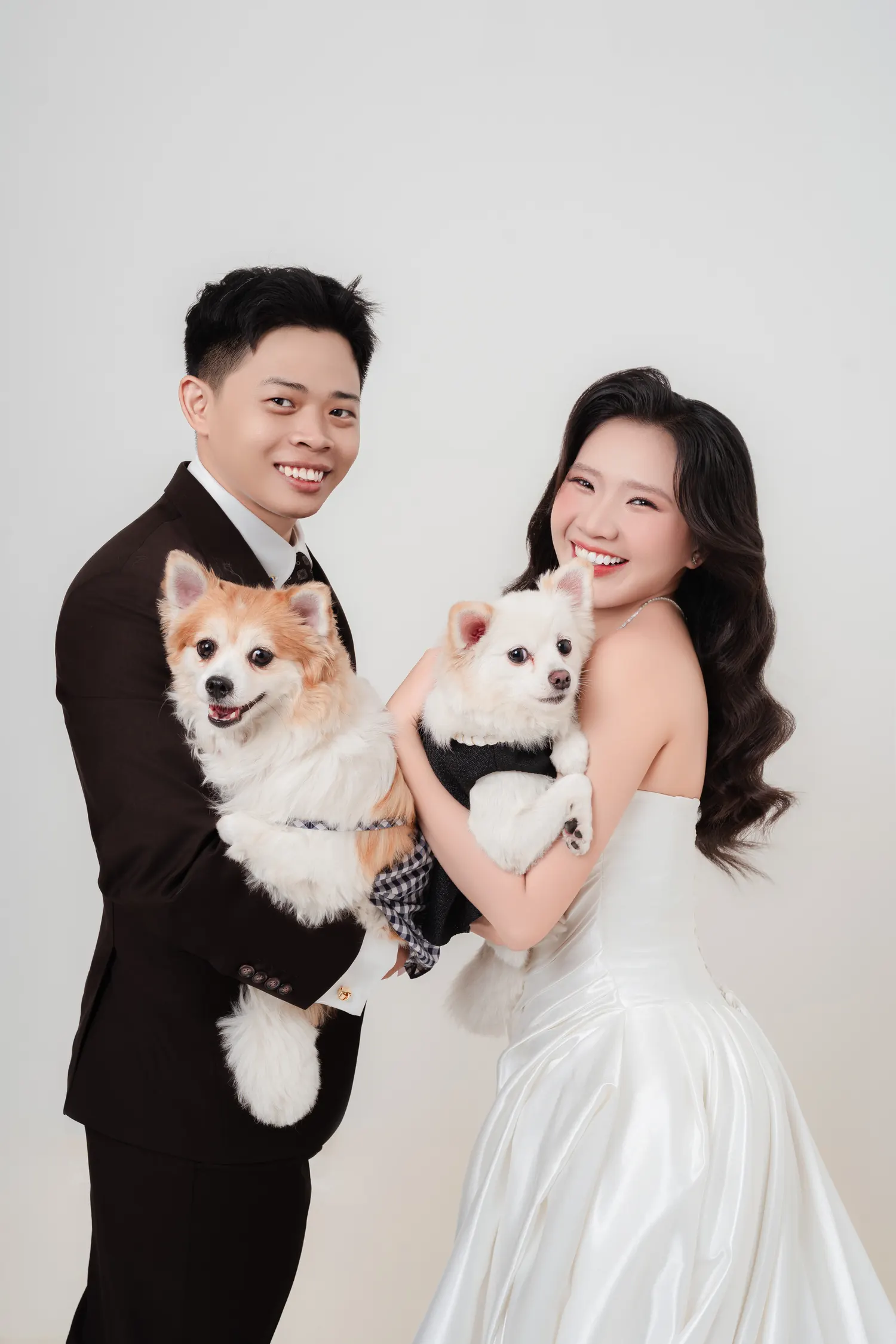 Ảnh cưới studio cùng hai bé cún